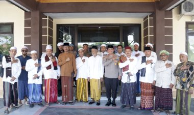 Beri-Dukungan-Kepolisian-Ciptakan-Pilkada-Damai-Sejumlah-Ulama-Datangi-Polres-Sampang